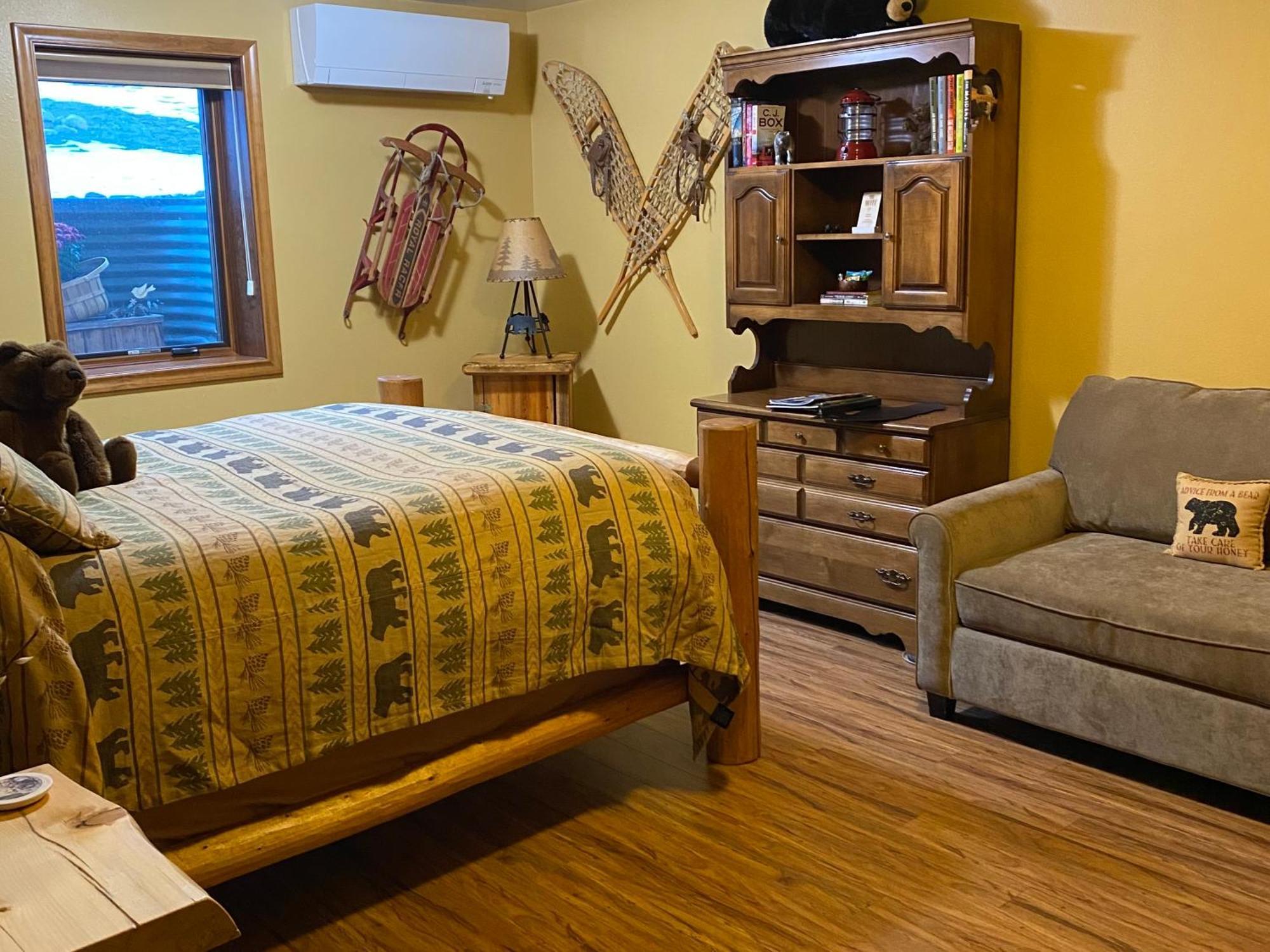 Two Bears Inn Bed & Breakfast Ред Лодж Екстериор снимка