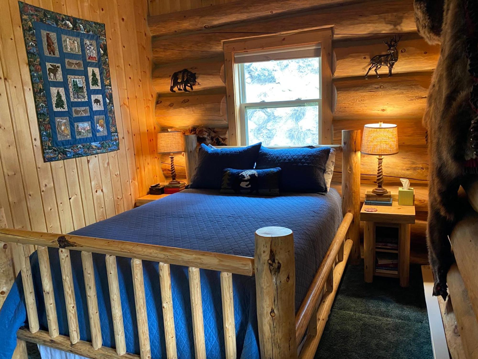 Two Bears Inn Bed & Breakfast Ред Лодж Екстериор снимка