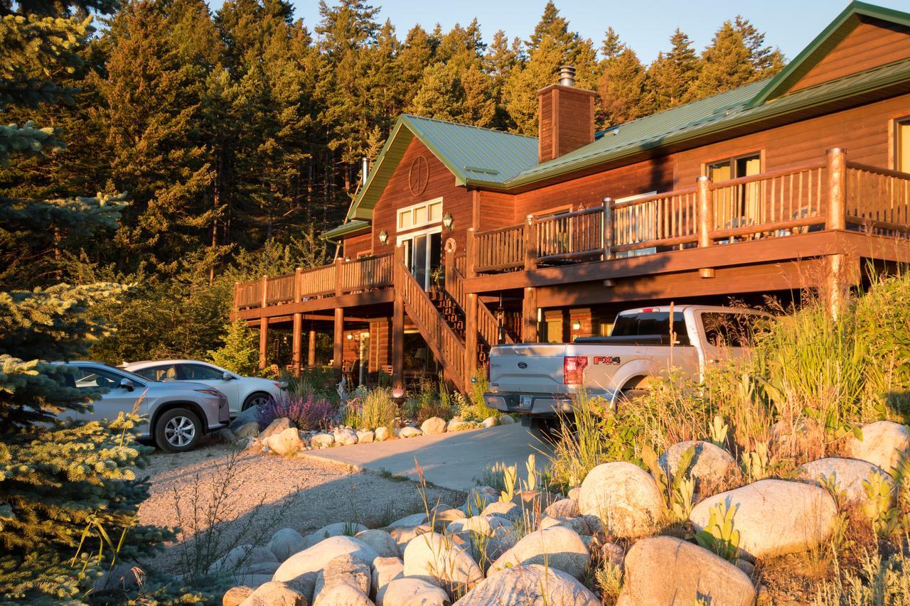 Two Bears Inn Bed & Breakfast Ред Лодж Екстериор снимка