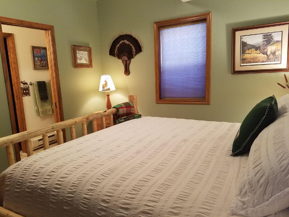 Two Bears Inn Bed & Breakfast Ред Лодж Екстериор снимка