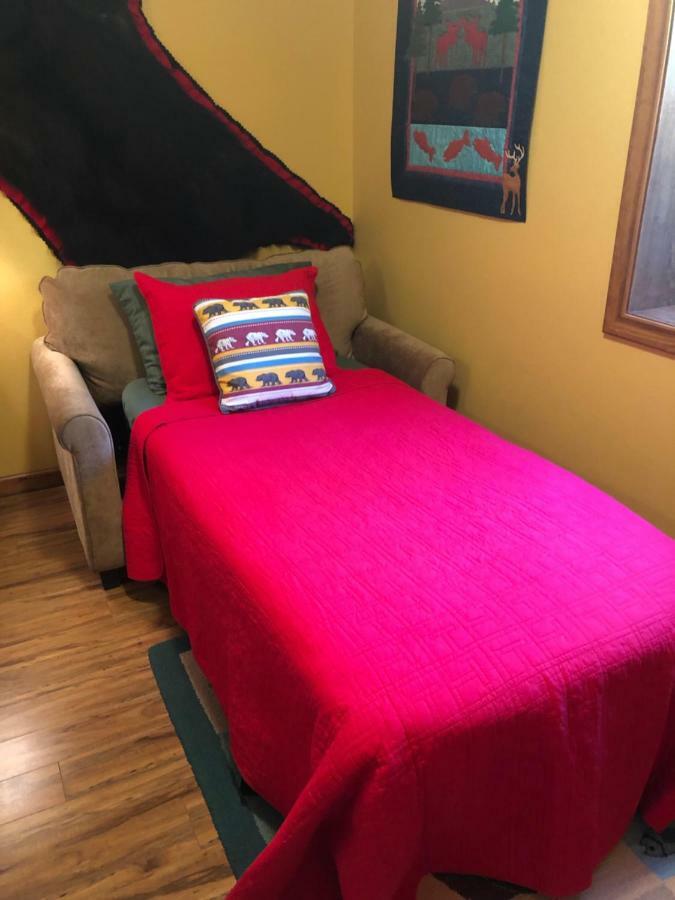 Two Bears Inn Bed & Breakfast Ред Лодж Екстериор снимка